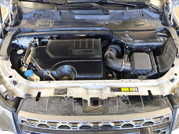 2019 LAND ROVER DISCOVERY SE — Engine bay