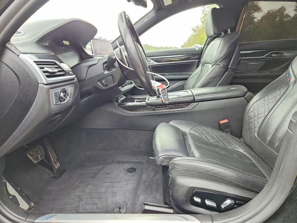 2020 BMW 750 xDrive — DENT