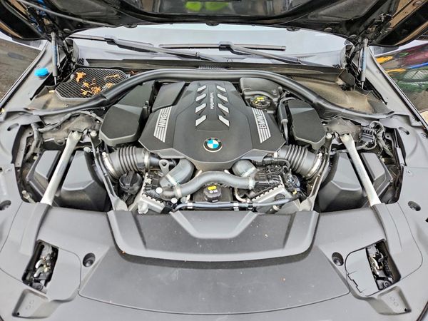 2020 BMW 750 xDrive — Engine bay