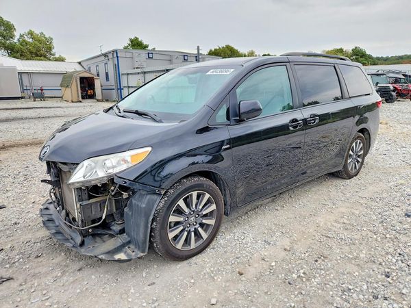 2017 TOYOTA SIENNA LE