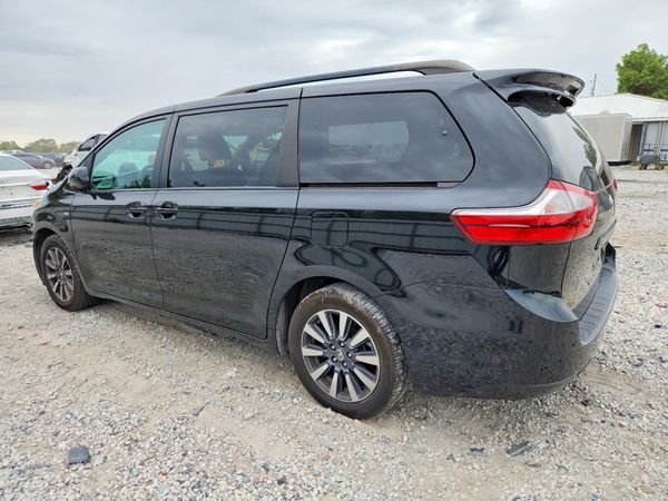 2017 TOYOTA SIENNA LE