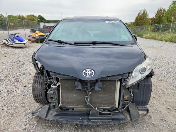 2017 TOYOTA SIENNA LE