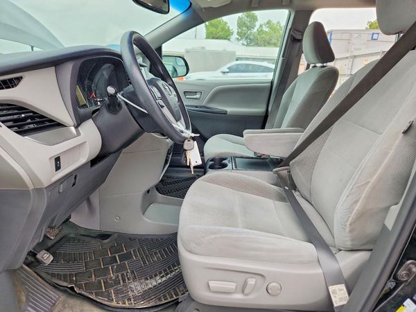 2017 TOYOTA SIENNA LE