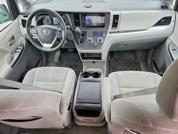 2017 TOYOTA SIENNA LE