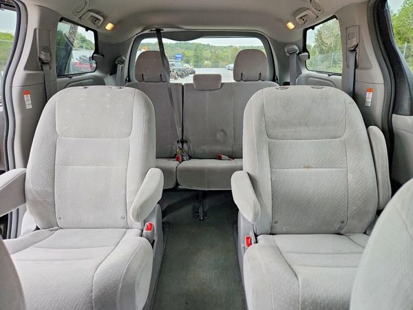 2017 TOYOTA SIENNA LE