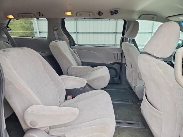 2017 TOYOTA SIENNA LE