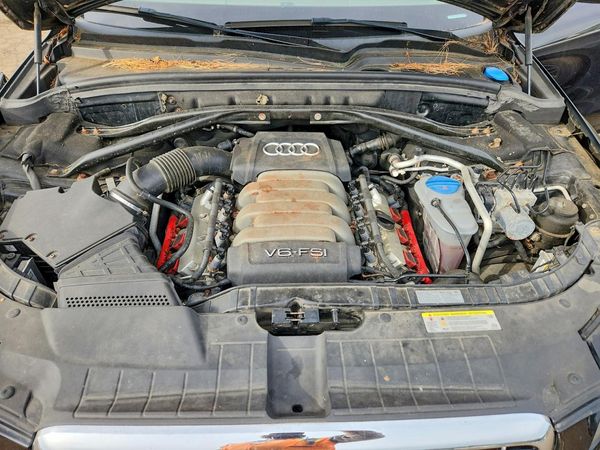 2012 AUDI Q5 Prestige — Engine bay