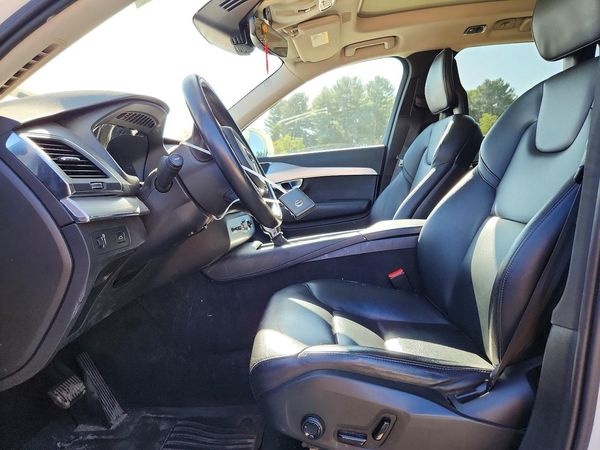 2018 VOLVO XC90 Momentum