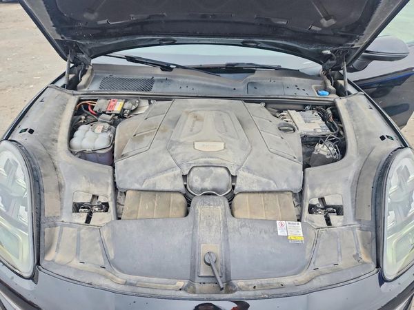 2022 PORSCHE CAYENNE S — Engine bay