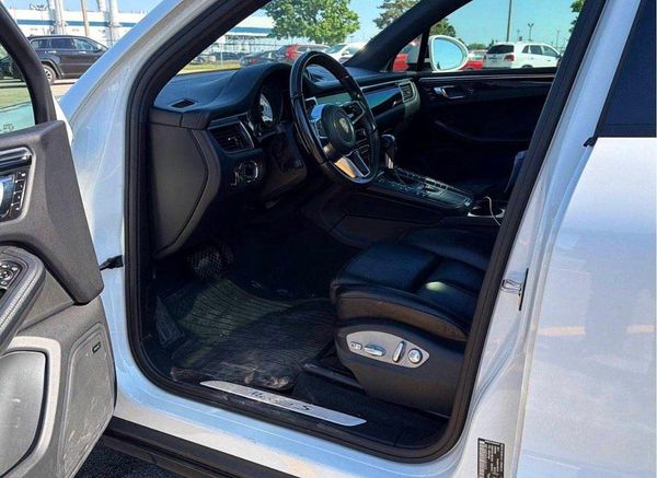 2018 PORSCHE MACAN