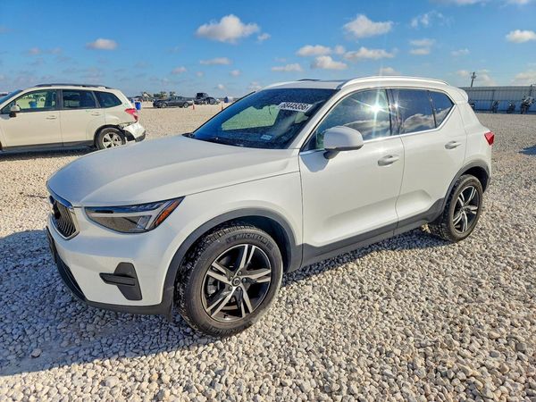 2025 VOLVO XC40