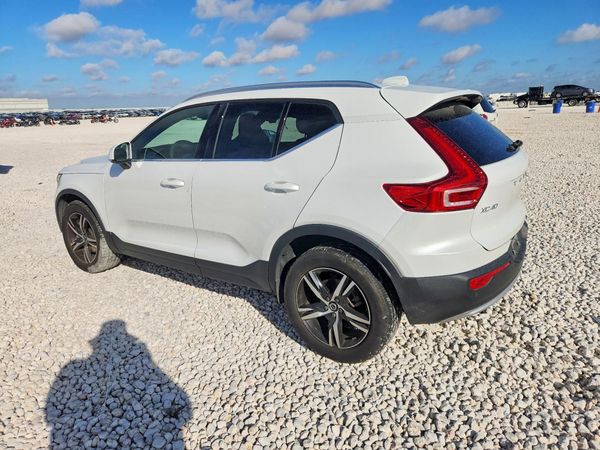 2025 VOLVO XC40