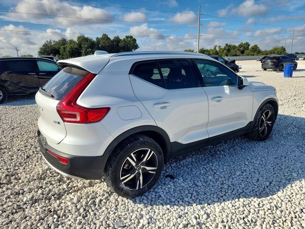 2025 VOLVO XC40
