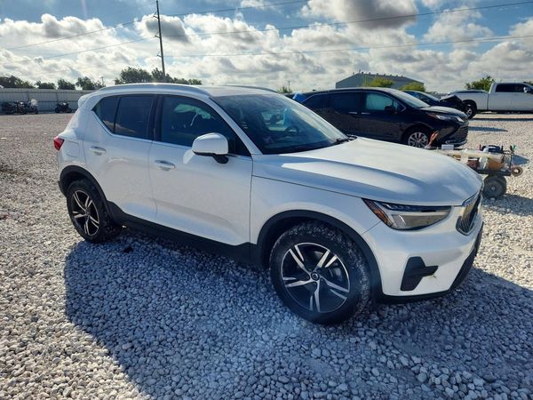2025 VOLVO XC40