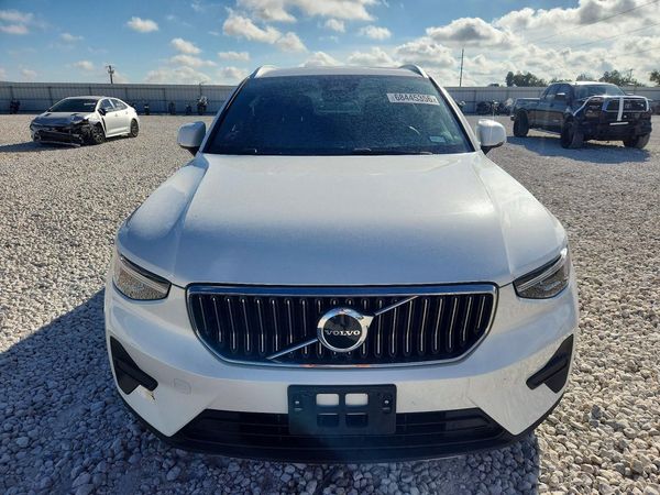 2025 VOLVO XC40