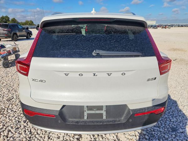 2025 VOLVO XC40