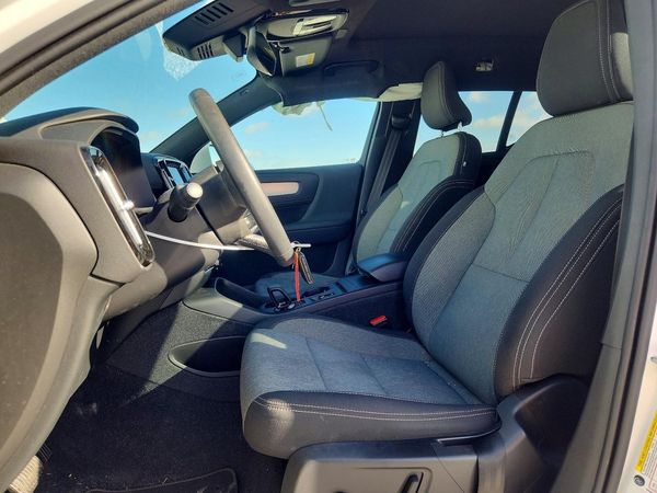 2025 VOLVO XC40