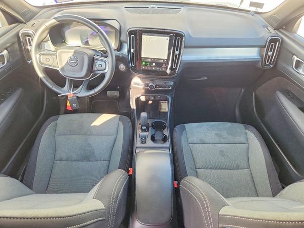 2025 VOLVO XC40