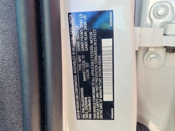 2025 VOLVO XC40