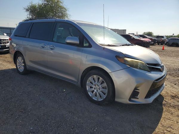 2014 TOYOTA SIENNA — Passenger 3/4