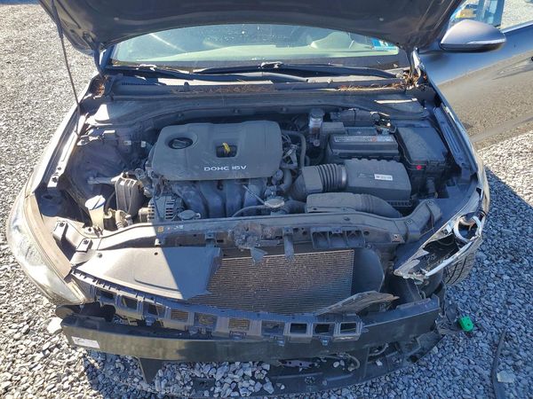 2018 HYUNDAI ELANTRA — Engine bay