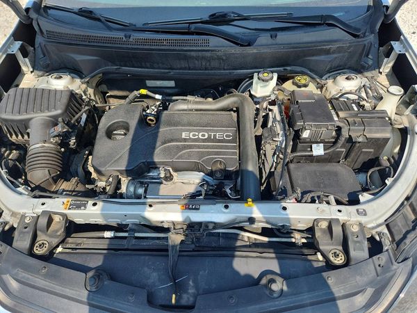 2020 CHEVROLET EQUINOX LT (1LT) — Engine bay
