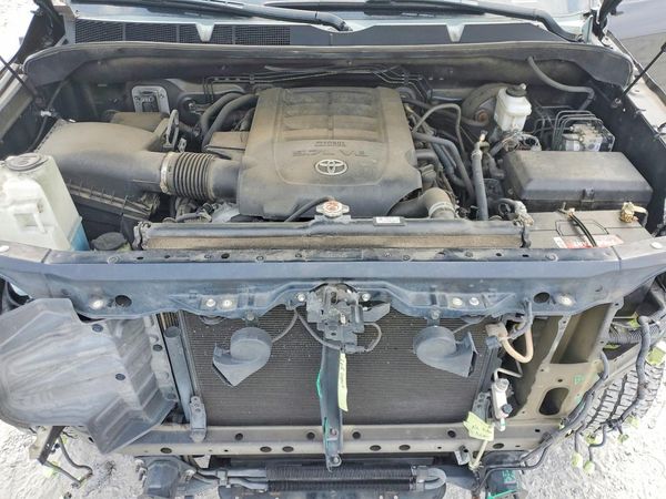 2019 TOYOTA TUNDRA Platinum Grade — Engine bay