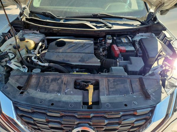 2023 NISSAN ROGUE SL — Engine bay
