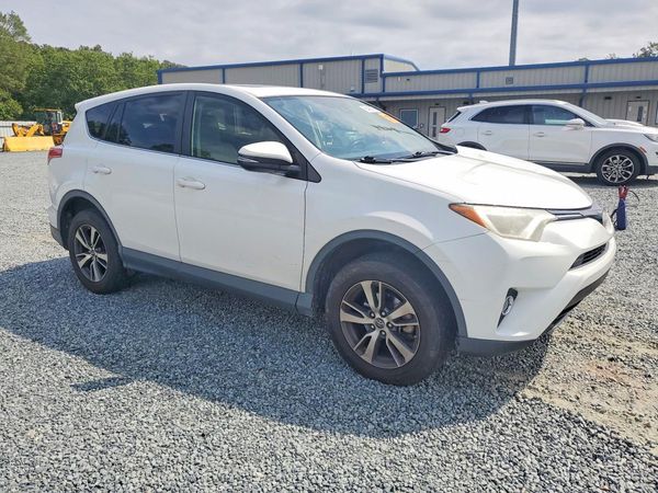 2018 TOYOTA RAV4 Adventure/XLE — Passenger 3/4