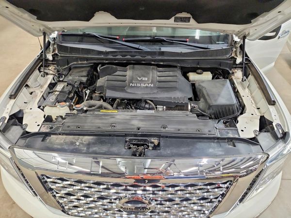 2018 NISSAN TITAN — Engine bay