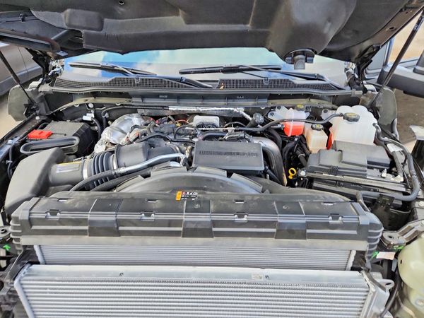 2026 CHEVROLET SILVERADO High Country — Engine bay