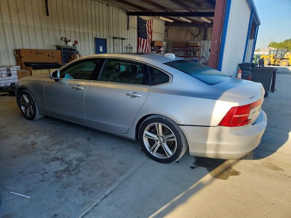 2018 VOLVO S90 Momentum