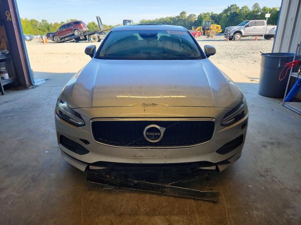2018 VOLVO S90 Momentum