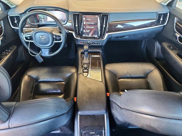 2018 VOLVO S90 Momentum