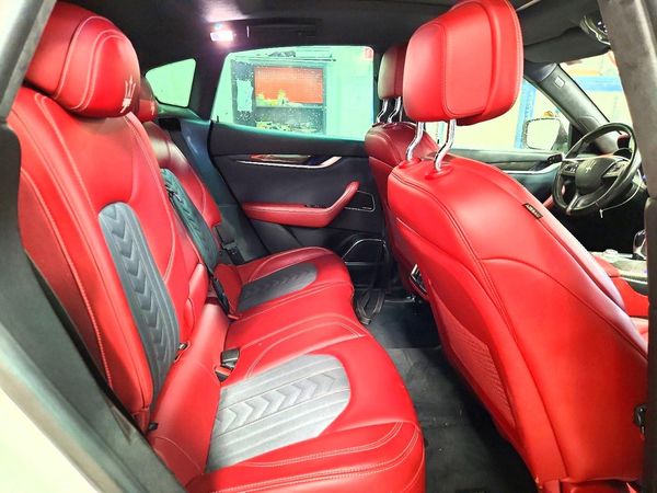 2017 MASERATI LEVANTE Luxury