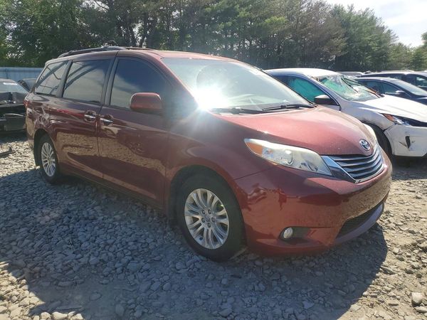 2017 TOYOTA SIENNA