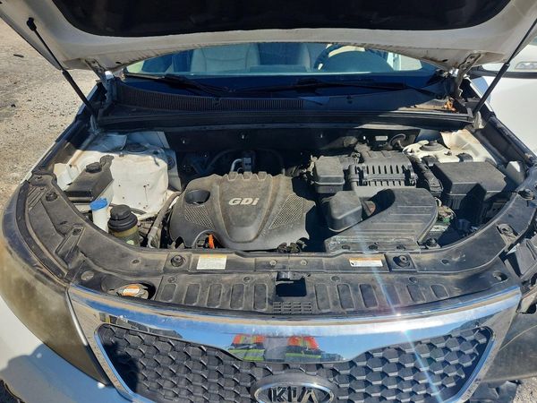 2012 KIA SORENTO GL(Middle-low grade) — Engine bay