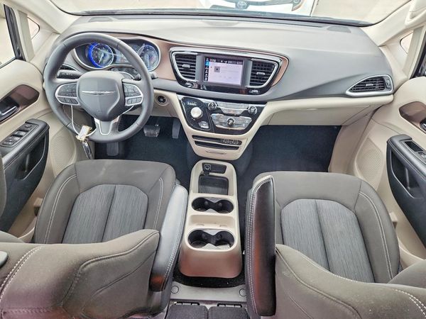 2024 CHRYSLER VOYAGER LX