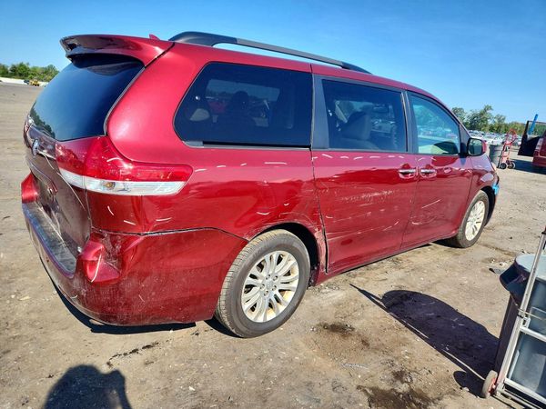 2012 TOYOTA SIENNA
