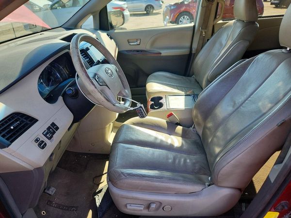 2012 TOYOTA SIENNA