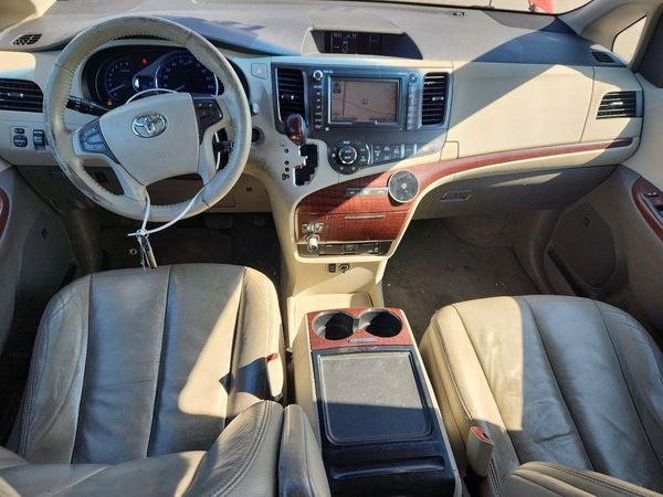 2012 TOYOTA SIENNA