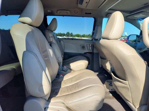 2012 TOYOTA SIENNA
