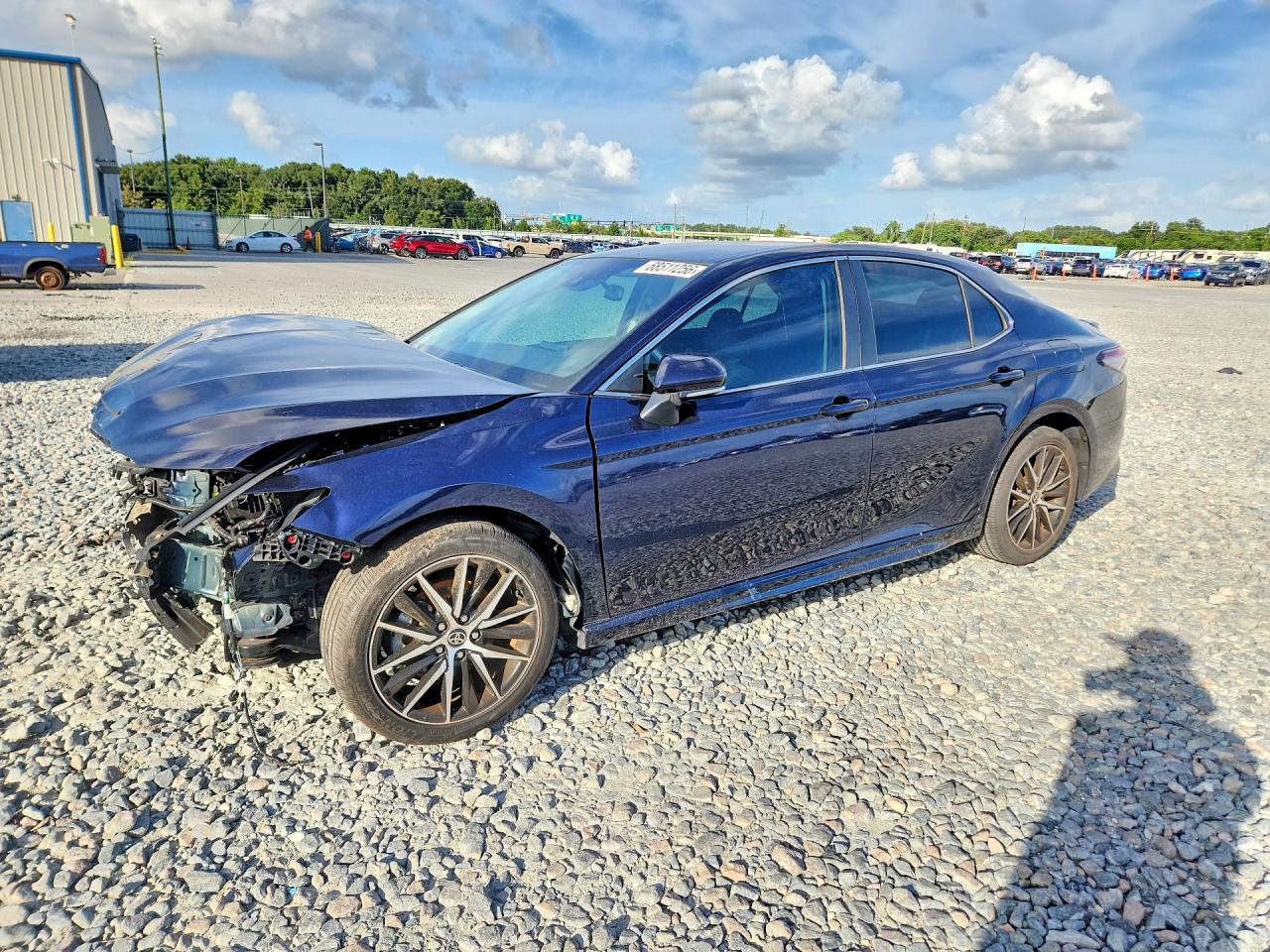 2022 TOYOTA CAMRY SE — Front 3/4