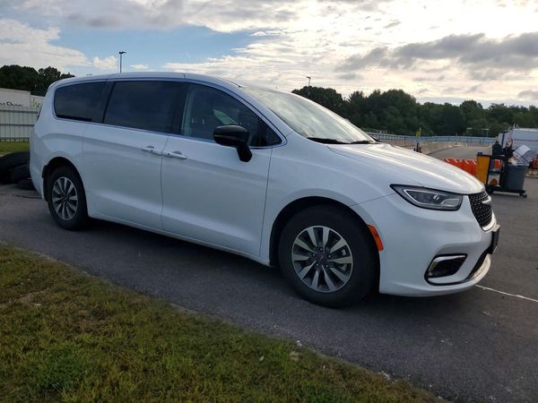 2024 CHRYSLER PACIFICA Select