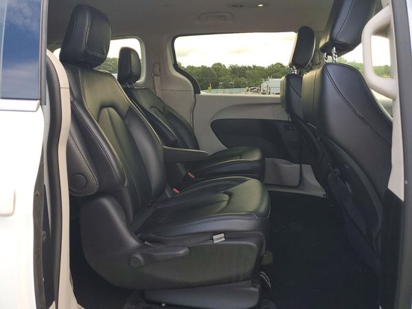 2024 CHRYSLER PACIFICA Select
