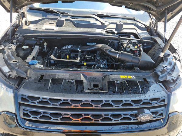 2017 LAND ROVER DISCOVERY SE — Engine bay