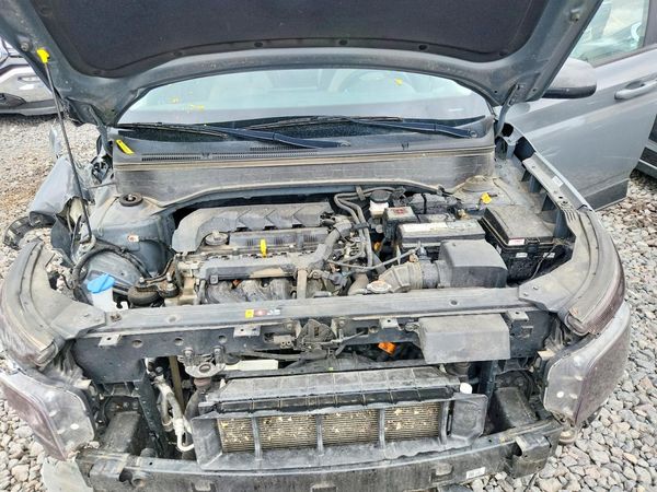 2021 HYUNDAI VENUE SEL & Denim — Engine bay