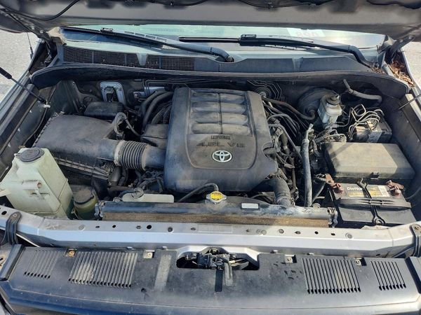 2014 TOYOTA TUNDRA SR5 — Engine bay