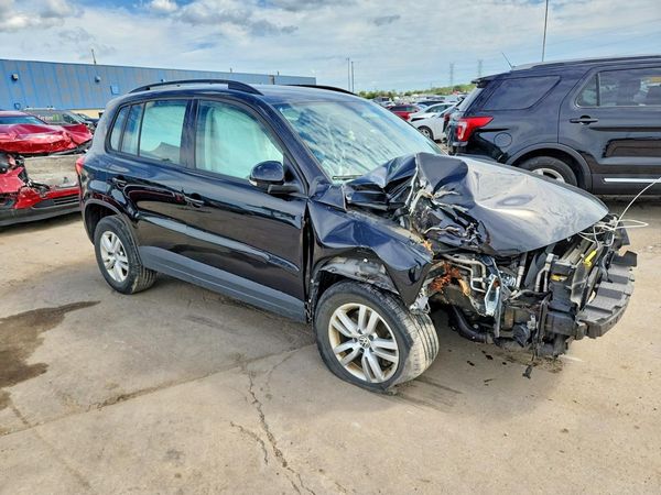 2017 VOLKSWAGEN TIGUAN — Passenger 3/4