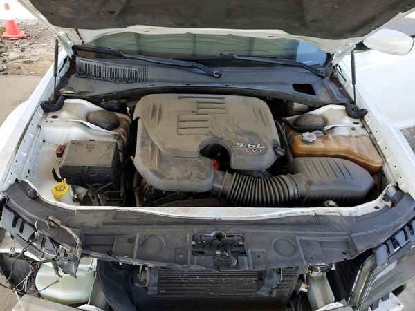2013 CHRYSLER 300 — Engine bay